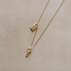 BONNIE - Dainty lock and key pendant necklace